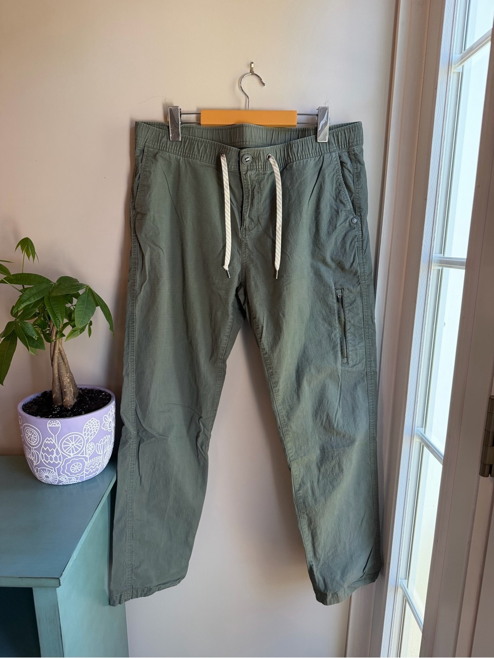Vuori Men's Cargo Drawstring Pants in Olive Green